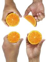 hand met schijfje sinaasappel geïsoleerd op een witte achtergrond foto