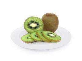 Rijpe hele kiwi's en halve kiwi's geïsoleerd op een witte achtergrond foto