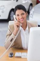 glimlachende zakenman die een telefoongesprek voert foto