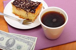 betalen voor cheesecake en koffie in het café, financiënconcept