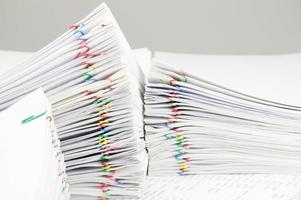 kleurrijke paperclip met stapel rapport plaats voor financiele rekening