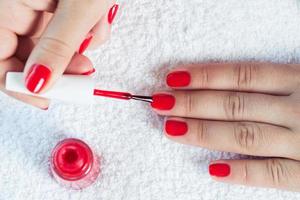 manicure - mooie verzorgde vrouw nagels met rode nagel polis