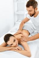 spa vrouw. massage procedure in beauty spa salon. lichaamsverzorging. foto