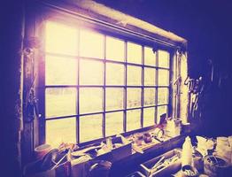 vintage gestileerde raam in timmerwerkplaats. foto