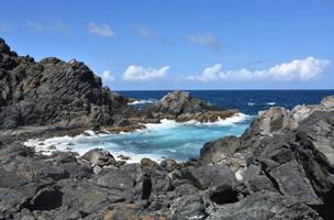 prachtig aruba-landschap van lavarotsen en oceaan foto