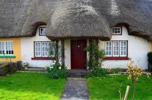 historische rieten daken op gebouwen in adare ierland foto