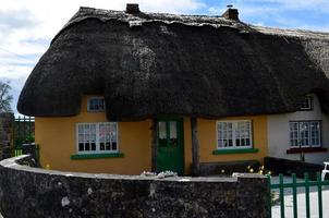 rieten daken op huizen in adare ierland foto