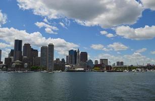 geweldig uitzicht op de stad Boston vanuit de haven foto