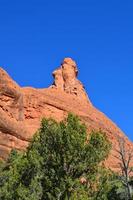 torenhoge rotsformatie in het prachtige sedona arizona foto
