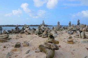 steenhoop stenen op baby beach in aruba foto