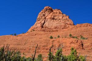 blauwe luchten over torenhoge rode rots in sedona foto