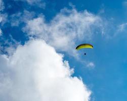 parachute op de lucht foto