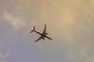 afbeelding blauwe lucht en vliegtuig foto