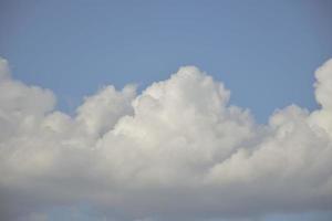 blauwe lucht witte wolken. gezwollen pluizige witte wolken. cumulus wolkenlandschap timelapse. zomer blauwe hemel time-lapse. dramatische majestueuze verbazingwekkende blauwe lucht. zachte witte wolken passeren foto