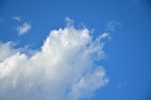 blauwe hemel lege ruimte timelapse achtergrond met het vormen van wolken in zonnige dag buitenshuis foto