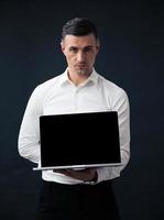 zakenman met lege laptop scherm foto