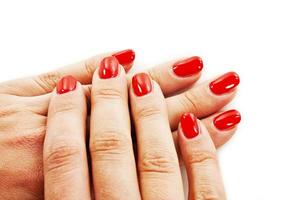 manicure - mooie verzorgde handen van de vrouw met rode nagellak