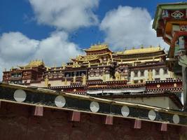 Ganden Sumtseling klooster, Tibetaanse boeddhistische tempel in Yunnan, China foto
