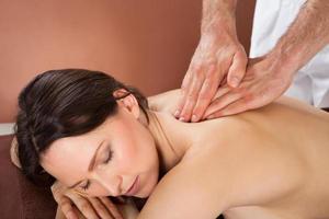 vrouw terug masseren in spa ontvangen foto