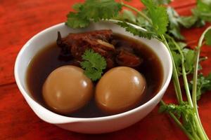 phalo is voedsel met eieren en varkensvlees. foto