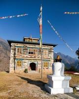 boeddhistisch klooster of gompa in kharikhola dorp met gebedsflappen foto