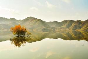 mravaltskaro-reservoir in de herfst met tent en witte woestijncanyons op de achtergrond. Georgië reisbestemming in de herfst foto