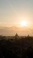zonsopgang boven bagan, myanmar