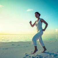 Kaukasische vrouw joggen aan kust