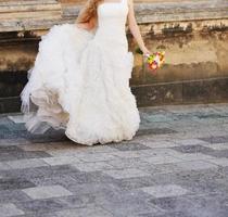jonge Kaukasische bruid op trouwdag