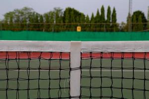 tennisbal in net bij tennis foto