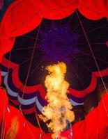 vlammen in de heteluchtballon foto