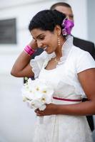 mooie Indiase bruid en Kaukasische bruidegom, na huwelijk ceremo