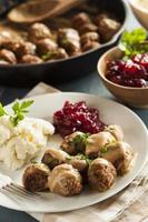 huisgemaakte Zweedse gehaktballetjes met roomsaus foto
