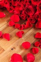 boeket rozen op houten bureau