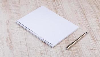lege witte notebook op het bureau