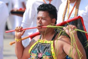 Korat, Thailand - 27 oktober niet-geïdentificeerde aanhanger van vegetarisch festival, persoon die de geesten van goden uitnodigt om hun lichaam te bezitten op 16 oktober 2015 in Korat, Thailand foto