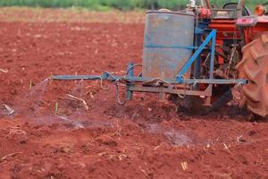 tractor sproeier voor landbouw. foto