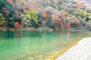 kleurrijke bladeren bergen en katsura rivier in arashiyama, landschapsoriëntatiepunt en populair voor toeristenattracties in kyoto, japan. herfst herfst seizoen, vakantie, vakantie en sightseeing concept foto