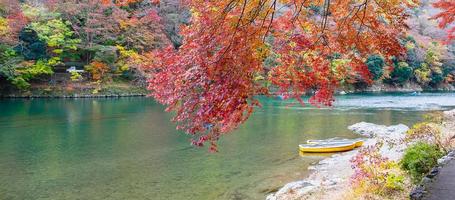 kleurrijke bladeren bergen en katsura rivier in arashiyama, landschapsoriëntatiepunt en populair voor toeristenattracties in kyoto, japan. herfst herfst seizoen, vakantie, vakantie en sightseeing concept foto