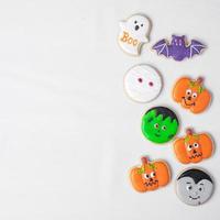 halloween grappige cookies ingesteld op witte achtergrond. truc of bedreiging, gelukkig halloween, hallo oktober, herfstherfst, feestelijk, feest en vakantieconcept foto