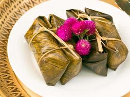 het Thaise dessert genaamd bananen met plakkerige rijst of khao tom mat of khao tom pad. foto