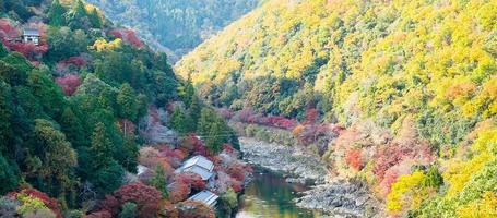 kleurrijke bladeren bergen en katsura rivier in arashiyama, landschapsoriëntatiepunt en populair voor toeristenattracties in kyoto, japan. herfst herfst seizoen, vakantie, vakantie en sightseeing concept foto