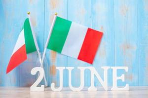 houten tekst van 2 juni met italië vlaggen. nationale dag, republieksdag, festa della repubblica en gelukkige vieringsconcepten foto