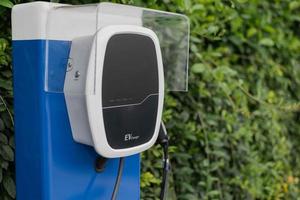 oplaadstation voor elektrische auto's voor het opladen van ev-batterijen in de parkeergarage. groene stroom en toekomstig transporttechnologieconcept. foto