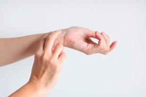 vrouw handen controleren hartslag pols op pols. foto