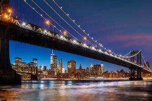 manhattan brug met de skyline van de binnenstad van manhattan, stadsgezicht van new york