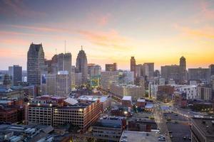 luchtfoto van het centrum van Detroit in de schemering foto