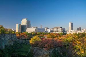 skyline van de stad osaka in japan foto