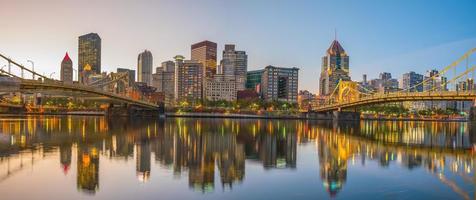 panorama van het centrum van pittsburgh bij schemering foto