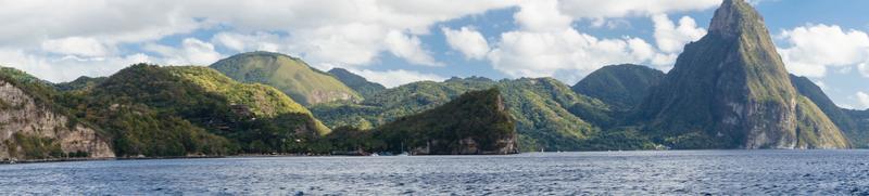 gros piton en petit piton de beroemde bergen van saint lucia foto